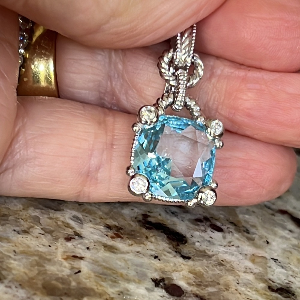Judith Ripka, 18 karat gold, diamond and blue topaz pendant - Picture 8 of 17
